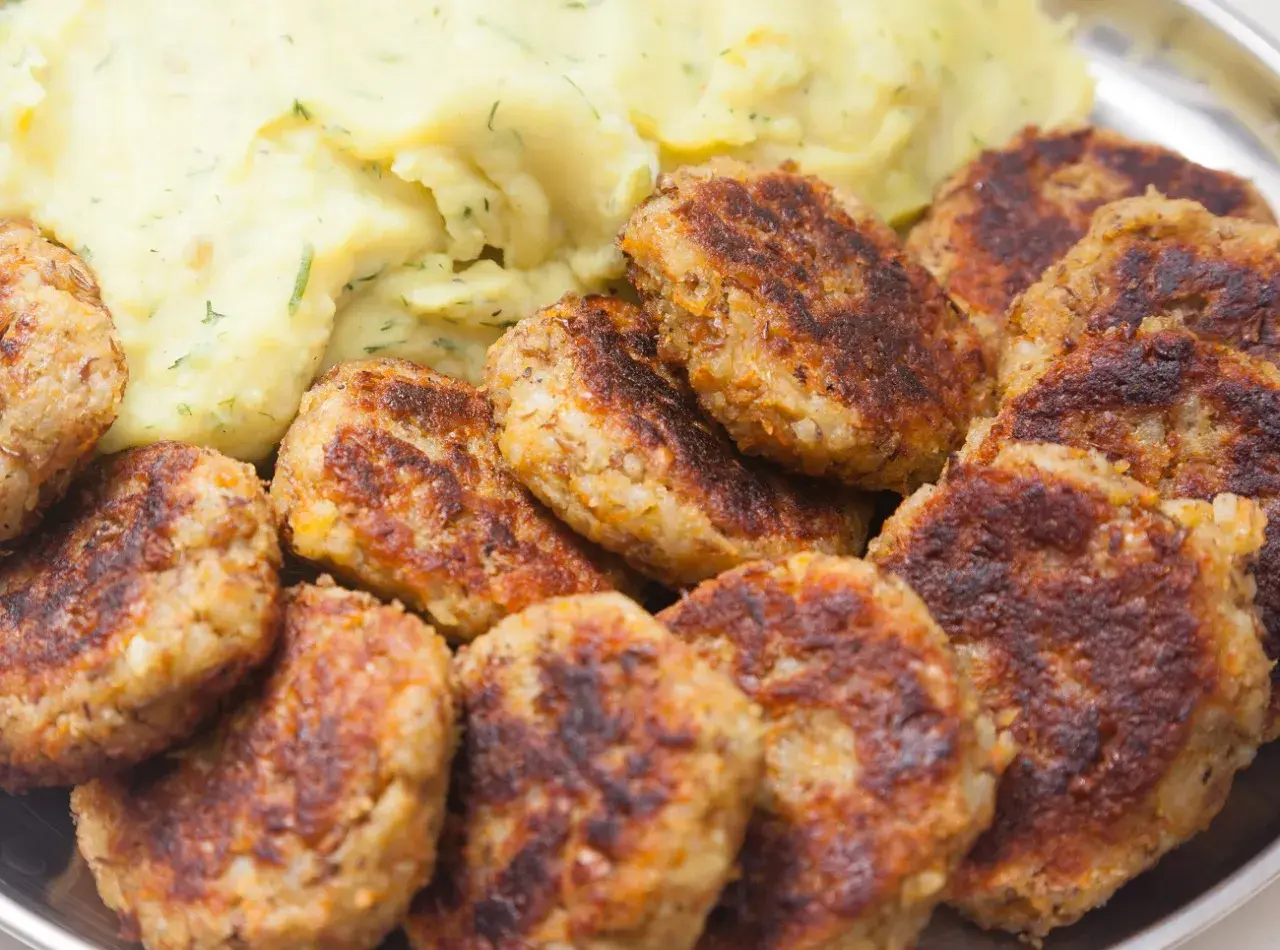 Złociste kotlety mielone z airfryer, podane z kremowanym puree ziemniaczanym z koperkiem. Pyszny obiad gotowy w mgnieniu oka!