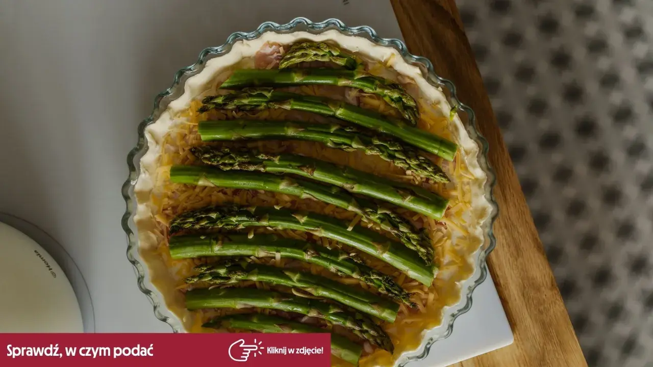 Gotowe do pieczenia ciasto francuskie ze szparagami i serem. Pyszna wiosenna tarta czeka na swój moment.