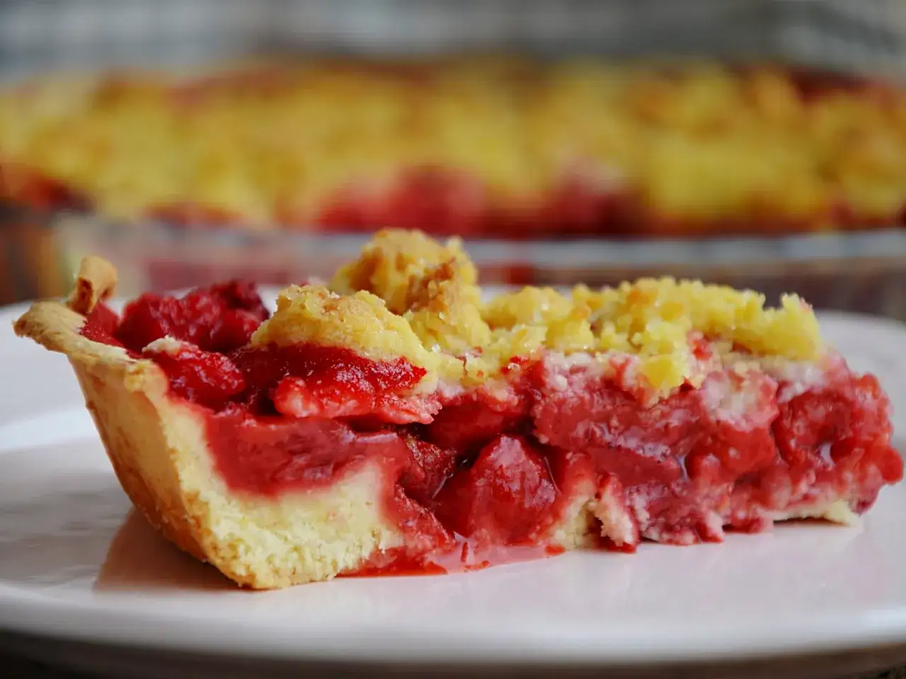 Pyszna tarta z truskawkami i kruszonką, z rumianym, kruchym spodem i soczystym, owocowym nadzieniem.