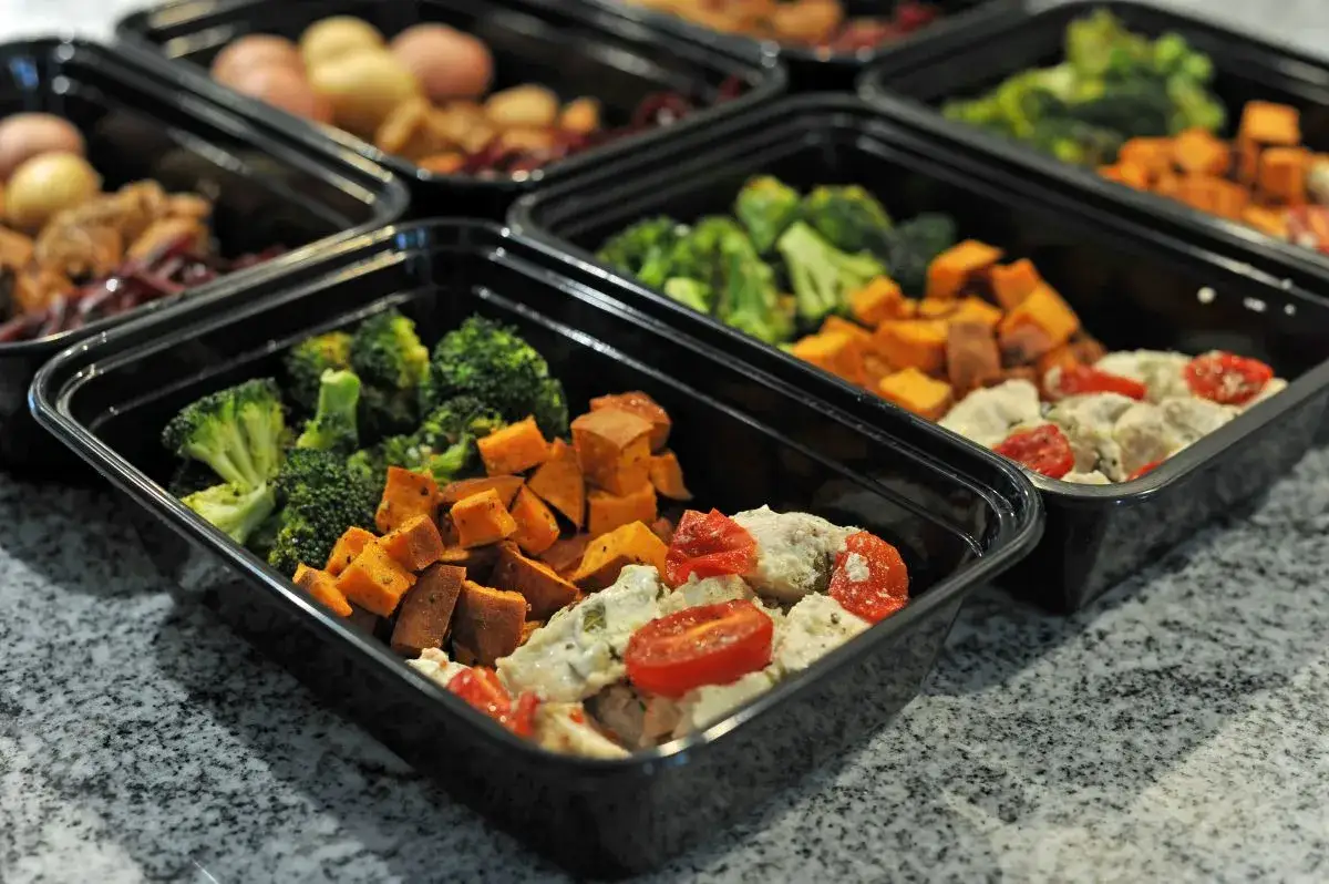różnorodne dania meal prep w pojemnikach