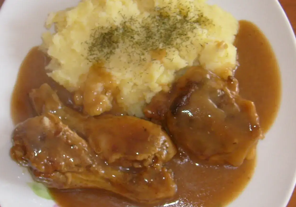 Pyszna pierś z kurczaka w sosie własnym, podana z purée ziemniaczanym posypanym koperkiem.