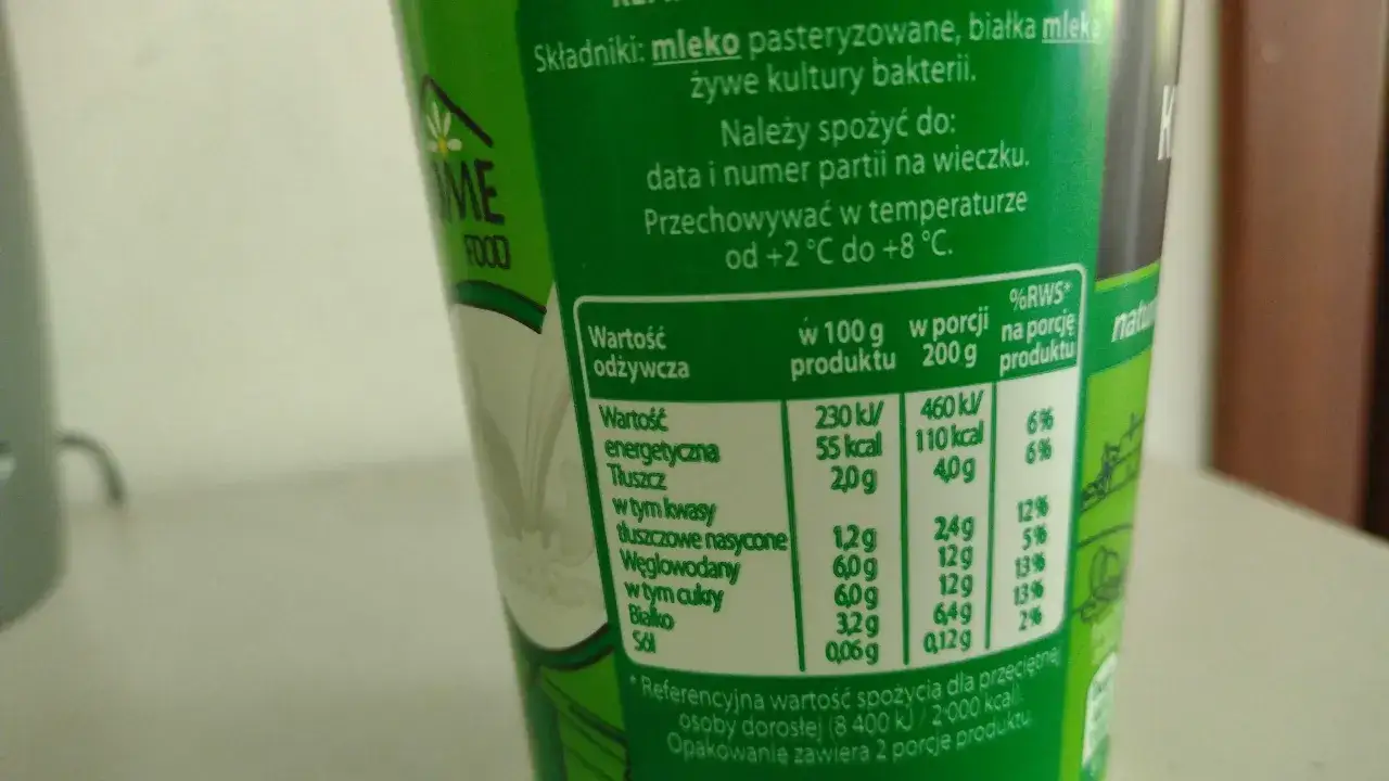 Etykieta produktu spożywczego z informacją o wartościach odżywczych. Poznaj kefir właściwości i składniki, by świadomie wybierać zdrowe produkty.