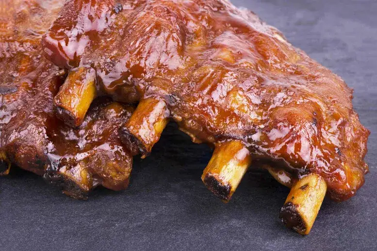 żeberka w miodzie z surówką coleslaw