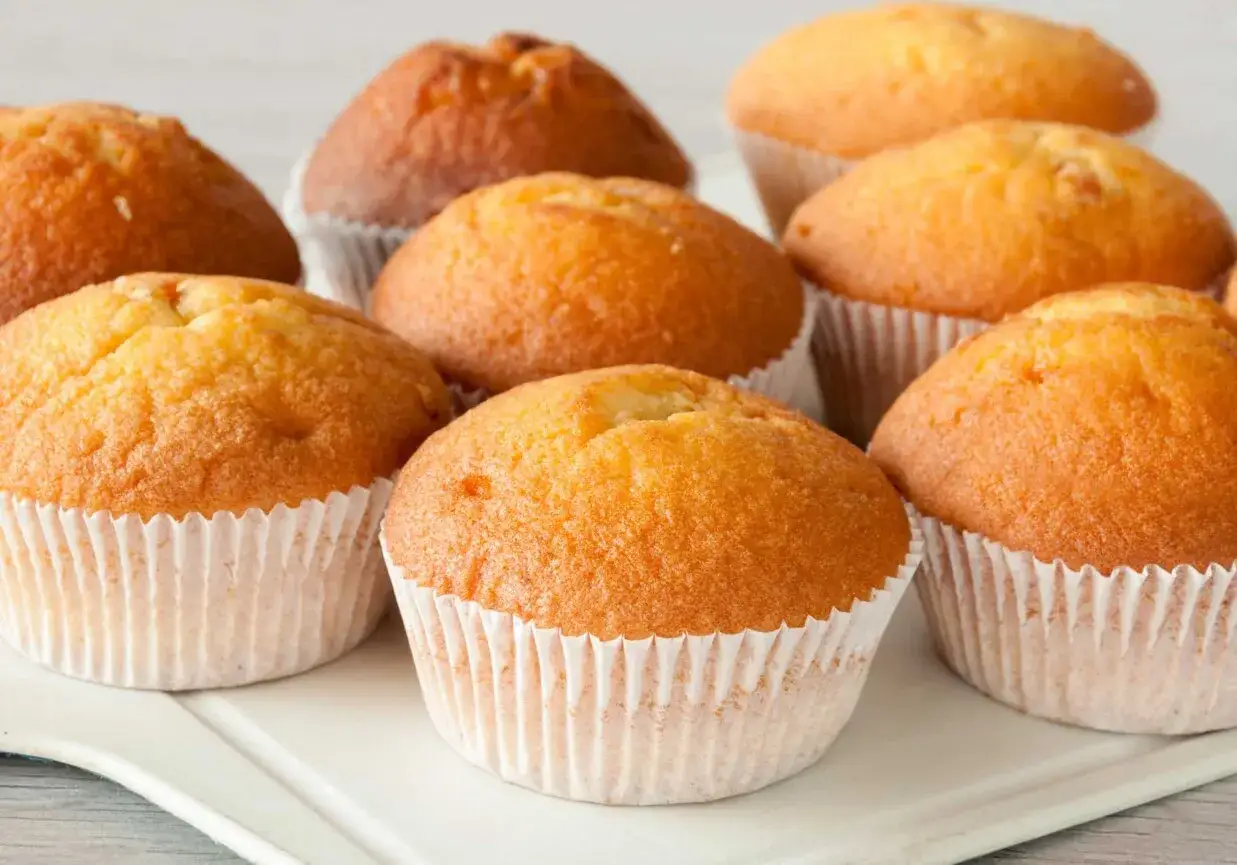 Puszyste muffinki, idealne na każdy dzień. Ten przepis na wilgotne i puszyste muffinki sprawi, że będą smakować wyśmienicie.