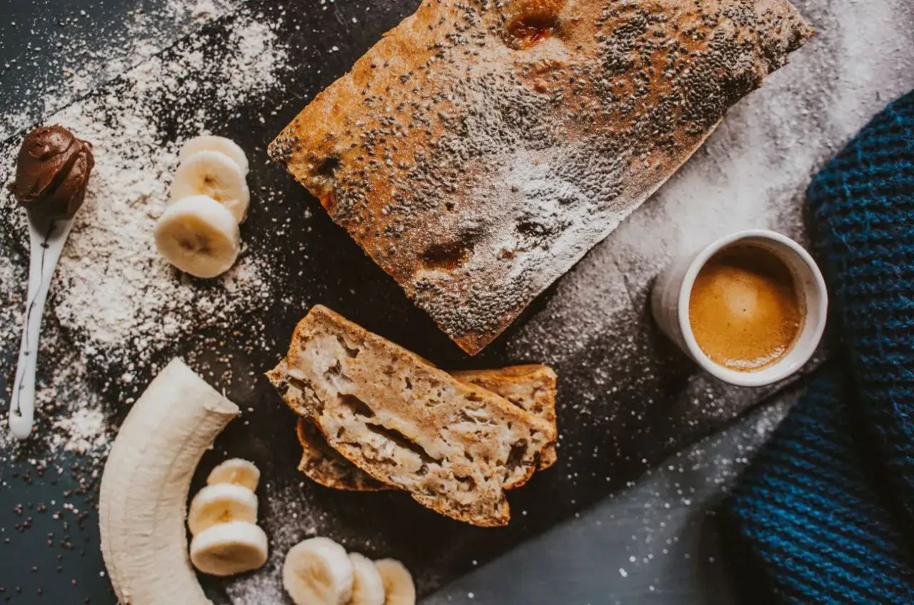 Chleb bananowy z czekoladą i kawą. Idealny, gdy zastąpić jajko w wypiekach.