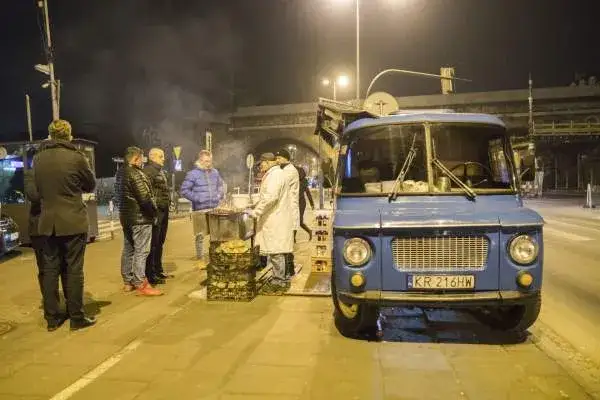 niebieska nyska pod halą targową nocą