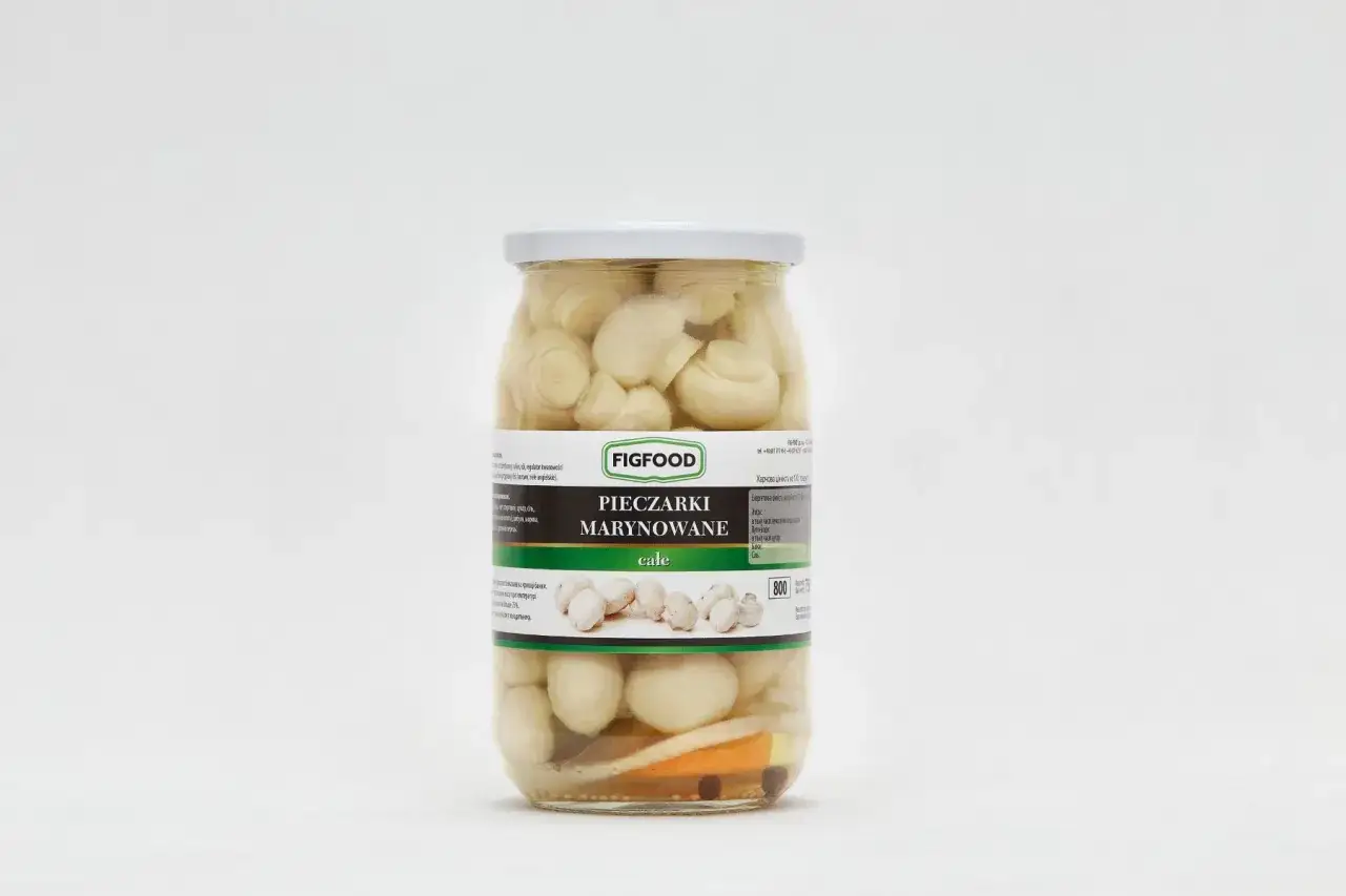 Słoik z pieczarkami marynowanymi Figfood na białym tle.