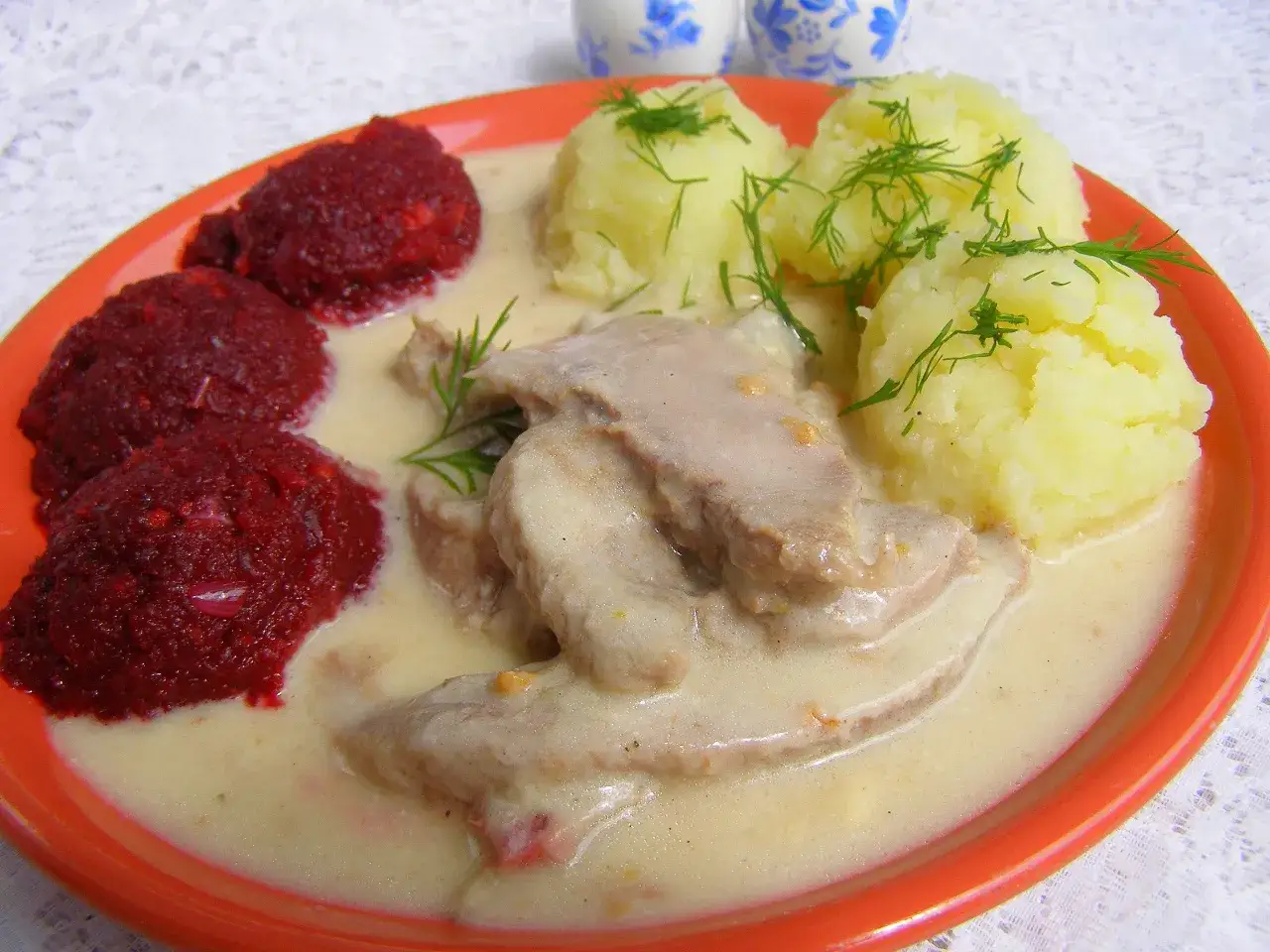 Pyszne ozorki w sosie chrzanowym, podane z ziemniakami i buraczkami.