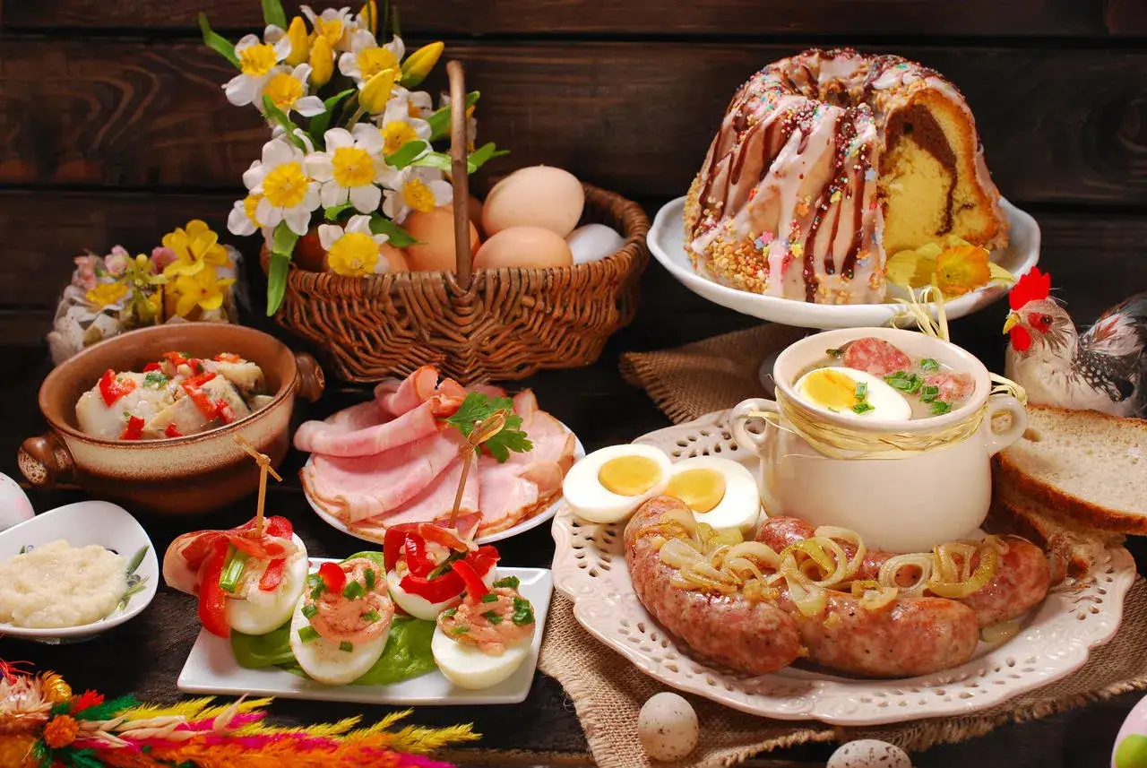 Wielkanocne dania na gorąco: biała kiełbasa z cebulką, żurek z jajkiem, faszerowane jajka, wędliny i babka.