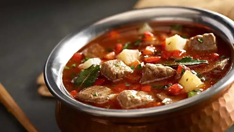 zupa gulaszowa z dodatkami