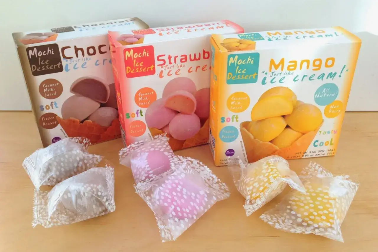 Pudełka z lodami mochi: czekoladowe, truskawkowe i mango. Gdzie kupić mochi miss ti?