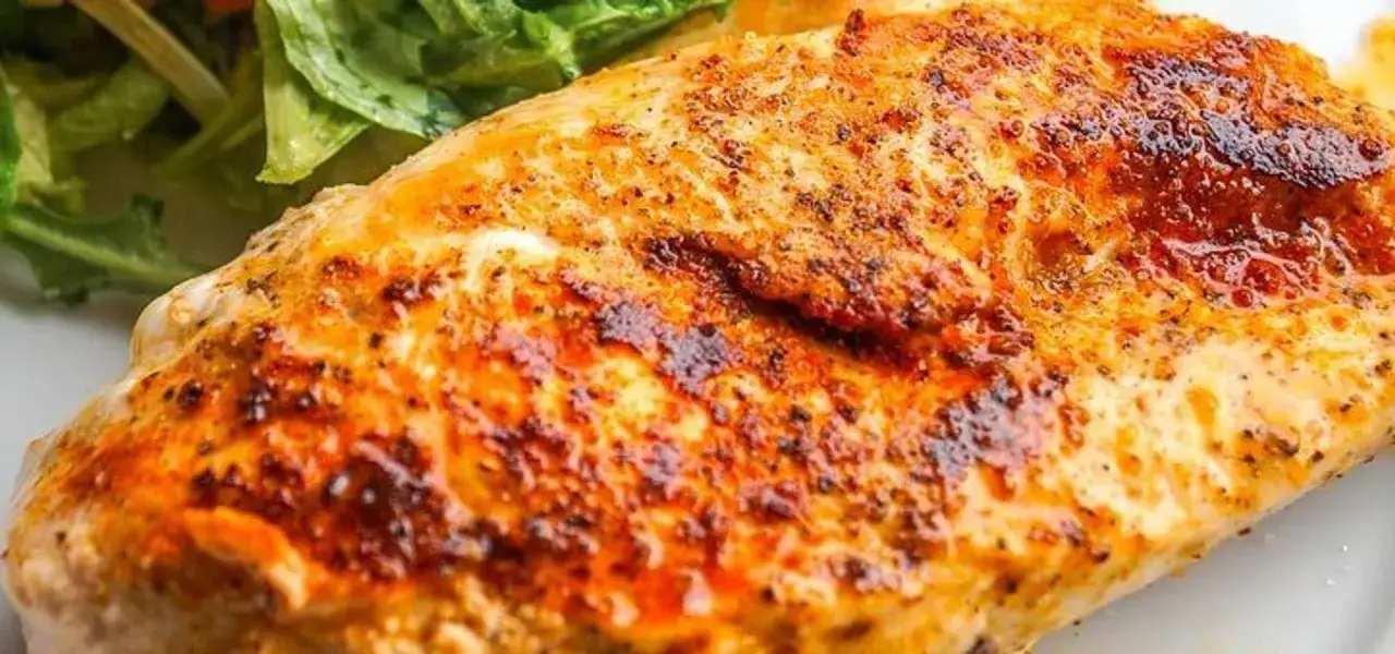 soczysty filet z indyka przed obróbką, marynowany indyk