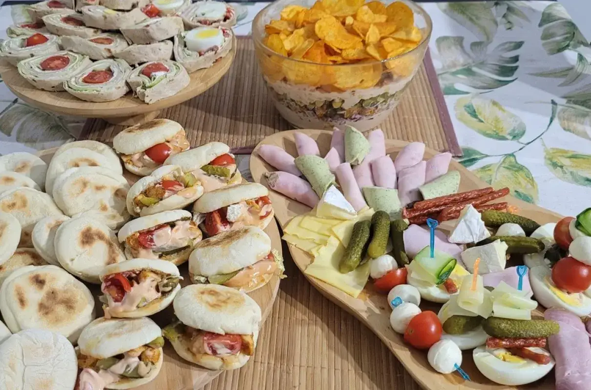 Szybka przekąska: mini kanapeczki, roladki, chipsy i deska serów z wędliną.