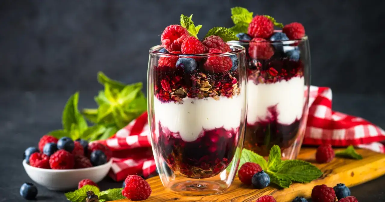 Parfait co to? Warstwowy deser z jogurtem, owocami leśnymi, granolą i miętą w szklance. Pyszne i zdrowe!