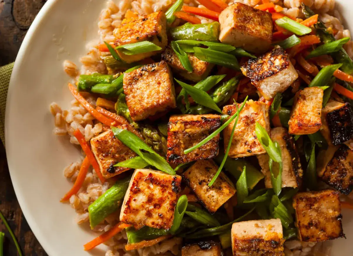 Smażone kostki tofu z warzywami i kaszą. Idealne na szybkie i zdrowe tofu przepisy.