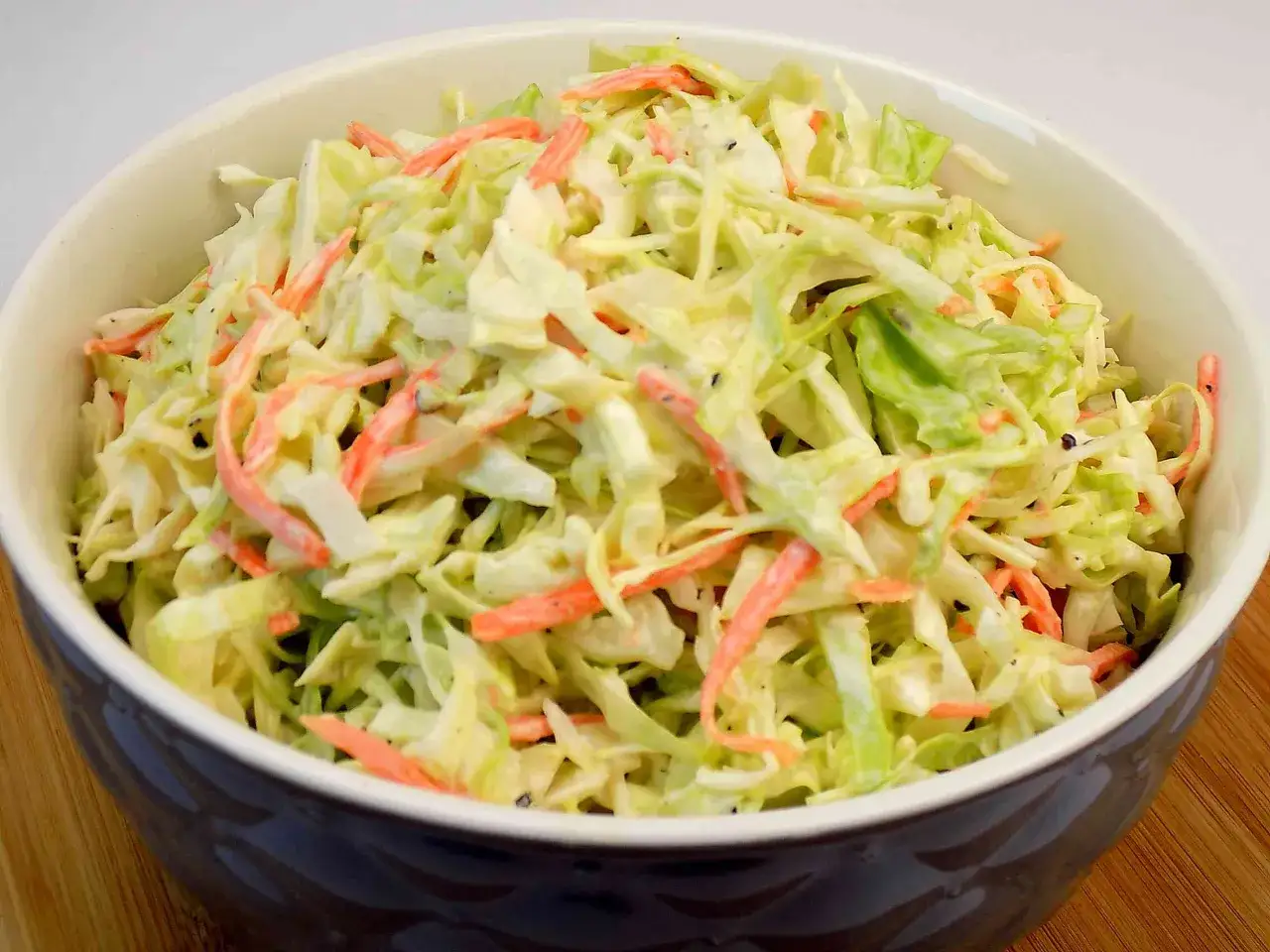 surówka coleslaw z sosem majonezowym