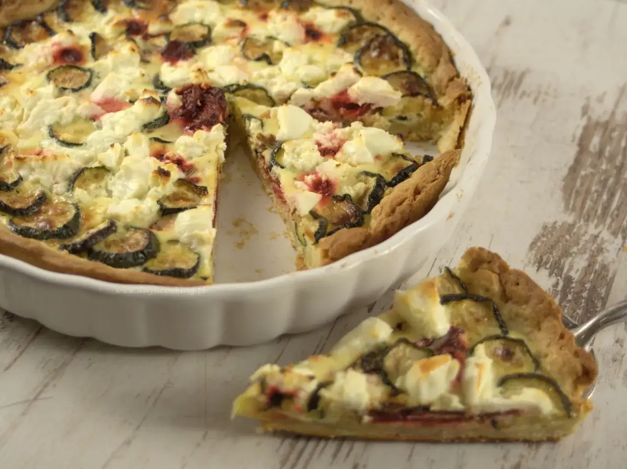 Pyszny tart z boćwinką, fetą i cukinią, z kawałkiem na łopatce. Idealny na letni obiad.