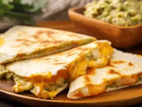 Pyszna quesadilla z roztopionym serem i guacamole. Idealna na szybką kolację w 5 minut.