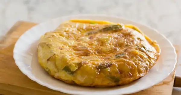Złocista tortilla ziemniaczana z papryką na talerzu. Idealne śniadanie bez chleba, sycące i pyszne.