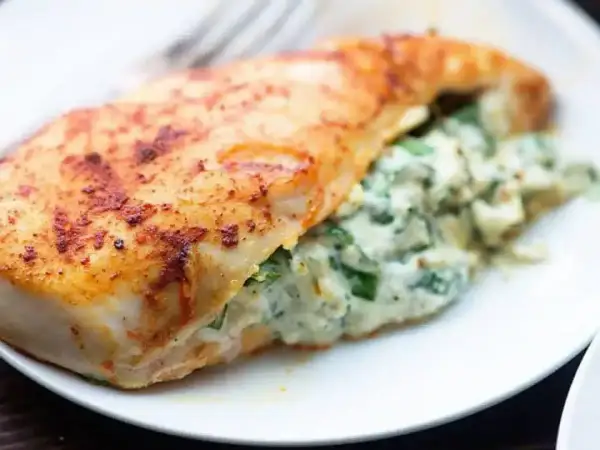 Pieczony filet rybny nadziewany szpinakiem i serem. Idealny obiad dla cukrzyka, lekki i sycący.