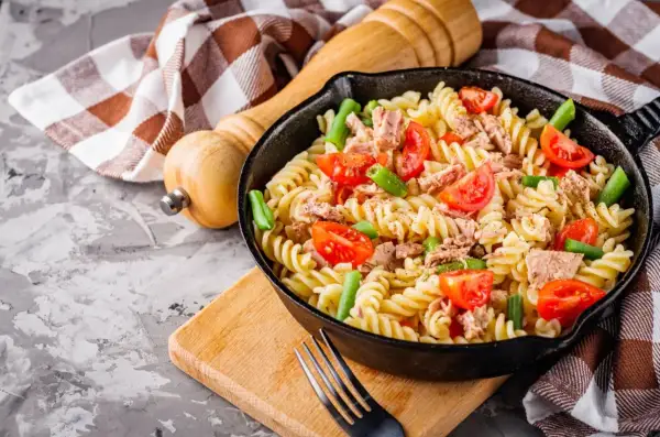 Obiad z niczego: makaron fusilli z tuńczykiem, pomidorkami i fasolką szparagową w patelni.