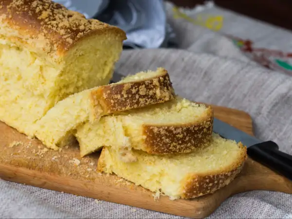 Puszyste ciasto drożdżowe z kruszonką, jak u babci. Idealne na śniadanie, przypomina przepis na ciasto drożdżowe babci.