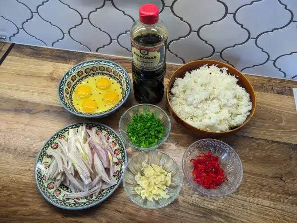Składniki na szybką sałatkę z ryżem i jajkiem: ryż, jajka, sos sojowy, cebula, czosnek, szczypiorek i papryczka chili.