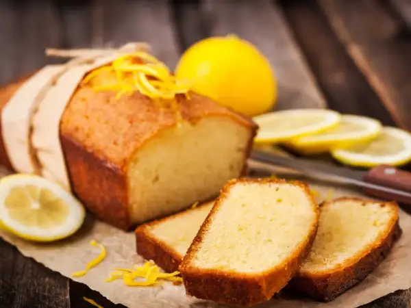 Babka piaskowa przepis babci, pachnąca cytryną i słońcem. Idealna na deser, z kawałkami cytryny i skórką.
