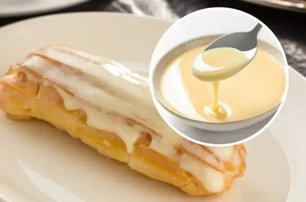 Słodkie eclair oblane lukrem, obok miseczka z kremowym custard. Pyszny deser!