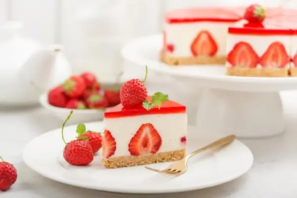 Kaloryczność sernika na zimno: Od 90 do 450 kcal. Jak go odchudzić?