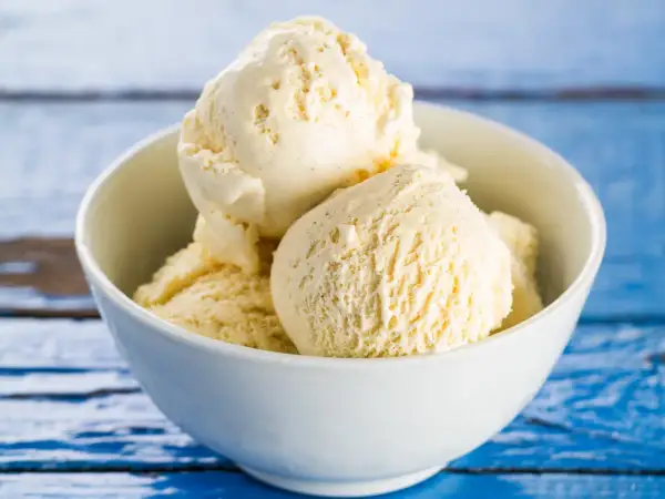Pyszne lody śmietankowe, idealne na gorące dni. Ten przepis na lody śmietankowe jest prosty i szybki.