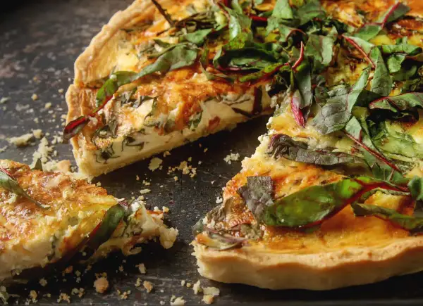 Pyszny quiche z boćwinką, zrumieniony wierzch i chrupiące ciasto.