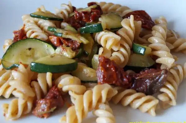 Fusilli z cukinią i suszonymi pomidorami, danie pełne smaku i kolorów.