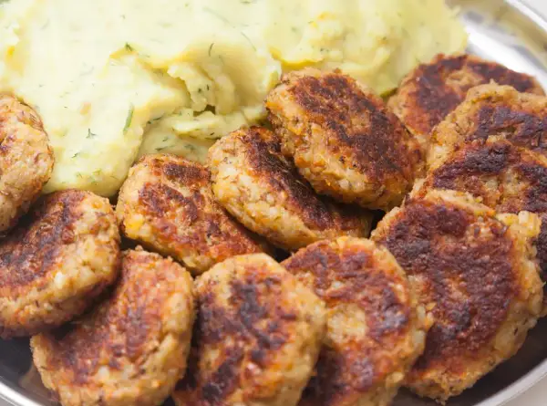 Złociste kotlety mielone z airfryer, podane z kremowanym puree ziemniaczanym z koperkiem. Pyszny obiad gotowy w mgnieniu oka!