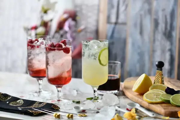 Orzeźwiające drinki z malinami i limonką, lód, cytryny i mała tarka do cytrusów. Idealne na letnie popołudnie, gdy potrzebujesz czegoś na **kruszon**.