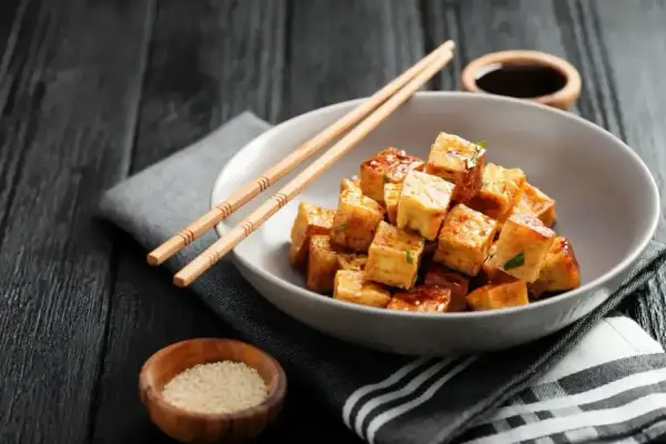 Chrupiące kostki tofu w sosie, idealne do dań azjatyckich. Inspiracja na pyszne tofu przepisy.