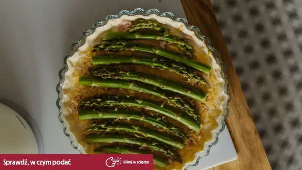 Gotowe do pieczenia ciasto francuskie ze szparagami i serem. Pyszna wiosenna tarta czeka na swój moment.
